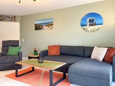 Wohnzimmer mit Sofaecke und Sessel