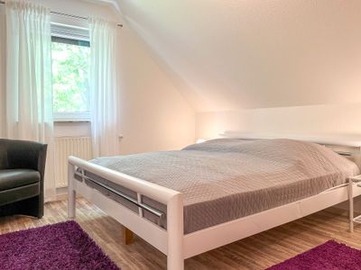 erstes Schlafzimmer mit Doppelbett