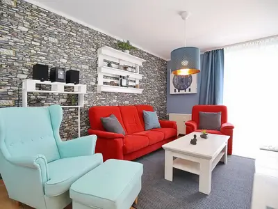 Wohnzimmer mit Blick auf die Sitzgruppe