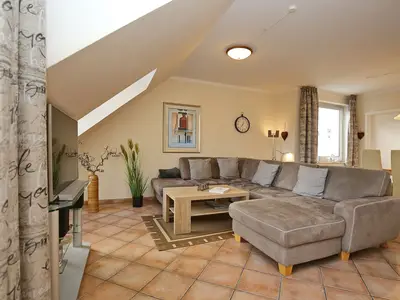 Wohnbereich mit Sitzecke und TV