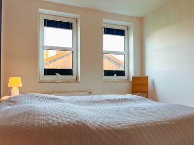 Doppelbett im ersten Schlafzimmer