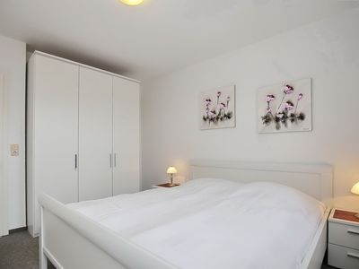 1. Schlafzimmer mit Doppelbett und Kleiderschrank