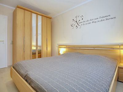 Schlafzimmer mit Kleiderschrank und Doppelbett