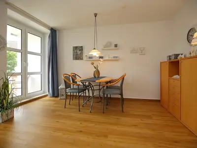Essbereich mit Blick zum Balkon