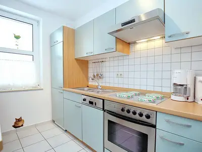 Küche mit Backofen und Spülmaschine