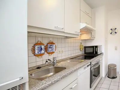 Küche mit Backofen und Spülmaschine