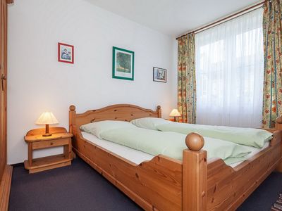 Schlafzimmer mit Doppelbett und Kleiderschrank