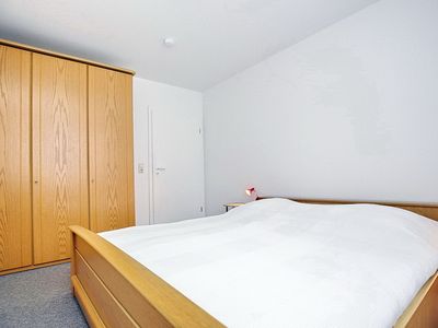 Schlafzimmer mit Doppelbett und Kleiderschrank