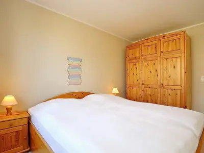 Schlafzimmer mit Doppelbett und Kleiderschrank
