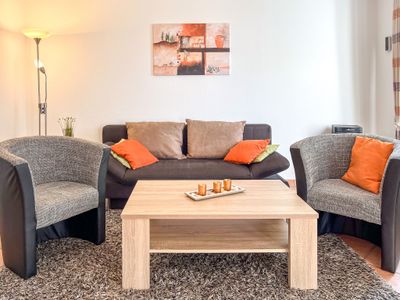 Wohnzimmer mit Sofa und 2 Sesseln