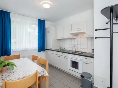Küche mit Backofen und Spülmaschine
