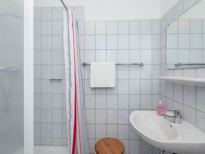 Badezimmer mit WC und Waschbecken