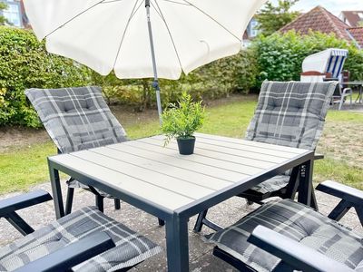 Terrasse mit Gartenmöbeln