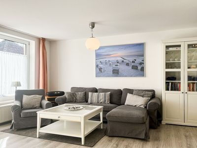 Wohnzimmer mit Sofaecke und Sessel