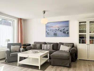 Wohnzimmer mit Sofaecke und Sessel