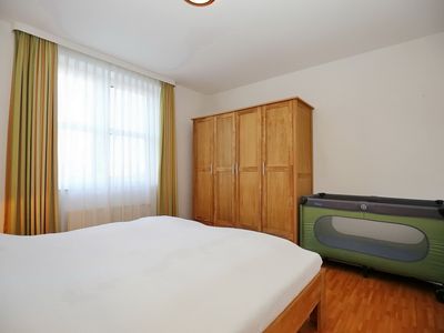 1. Schlafzimmer mit Kleiderschrank und Kinderbett