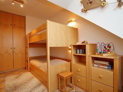 2. Schlafzimmer Kleiderschrank und Kommode