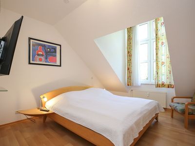 erstes Schlafzimmer mit Doppelbett