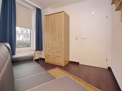 1. Schlafzimmer mit Kleiderschrank