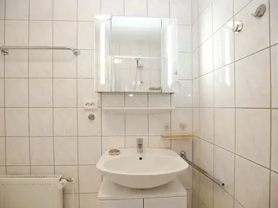 Badezimmer mit Waschbecken und Spiegel