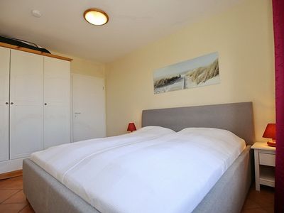 1. Schlafzimmer mit Doppelbett und Kleiderschrank