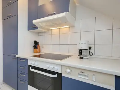 Küche mit Backofen und Spülmaschine