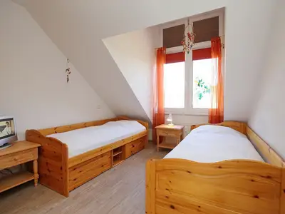 Blick ins 1. Schlafzimmer mit TV