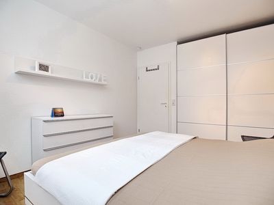 1. Schlafzimmer mit Kleiderschrank und Kommode