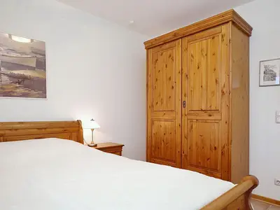 1. Schlafzimmer mit Kleiderschrank