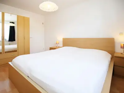 Kleiderschrank im ersten Schlafzimmer