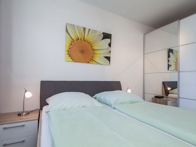 Schlafzimmer mit Doppelbett und Kleiderschrank