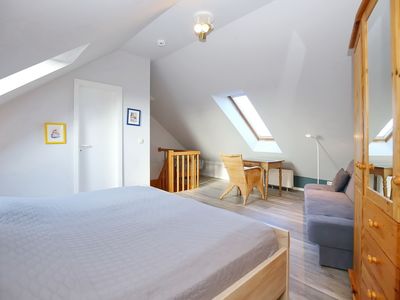 Schlafzimmer mit Doppelbett und Kleiderschrank