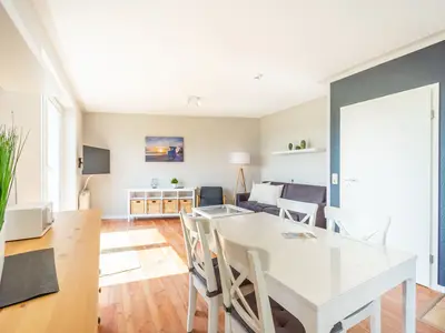 Wohnzimmer mit Sitzecke und TV