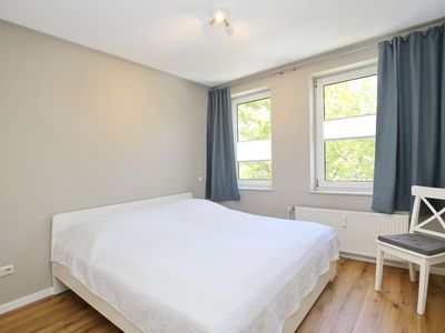 erstes Schlafzimmer mit Doppelbett