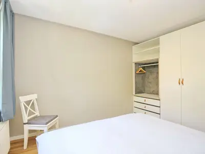 Kleiderschrank im ersten Schlafzimmer