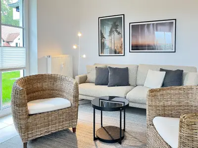 Wohnzimmer mit Sofa und Sessel