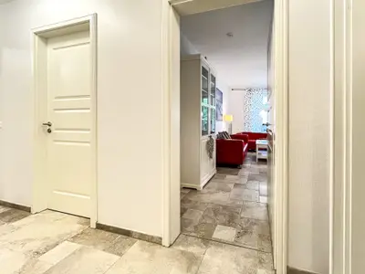 Flur mit Blick ins Wohnzimmer