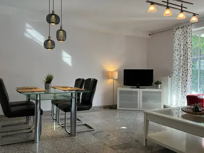 Wohnzimmer mit Essplatz und TV
