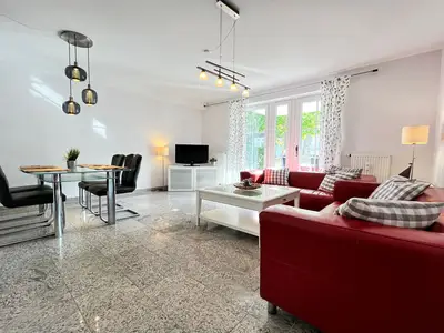 Wohnzimmer mit Zugang zur Süd-Ost-Terrasse Terrasse