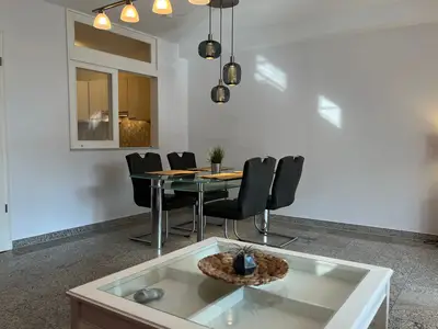 Wohnzimmer mit Blick zur Küche und Essplatz