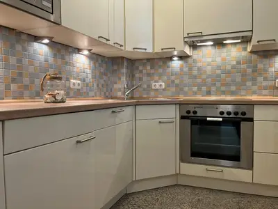 Küche mit Backofen und Spülmaschine