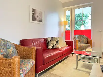 Wohnzimmer mit Sofa und Sessel