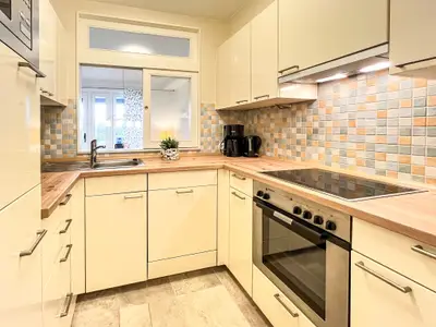 separate Küche mit Backofen und Spülmaschine