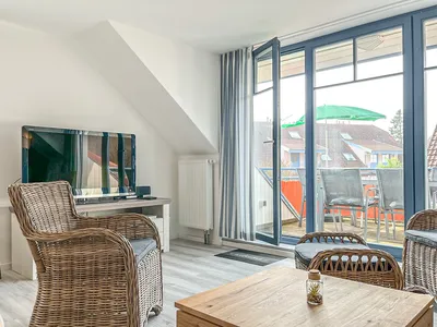 Wohnzimmer mit Zugang zum Balkon