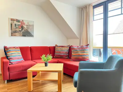 Wohnzimmer mit Sofa und Sessel
