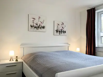 erstes Schlafzimmer mit Doppelbett