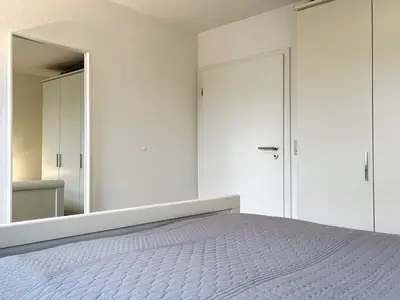 Doppelbett im ersten Schlafzimmer