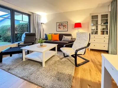 Wohnzimmer mit Sofa und Sessel