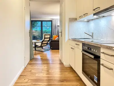 Küche mit Blick ins Wohnzimmer