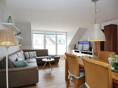 Wohnzimmer mit Sofaecke, TV und Essbereich